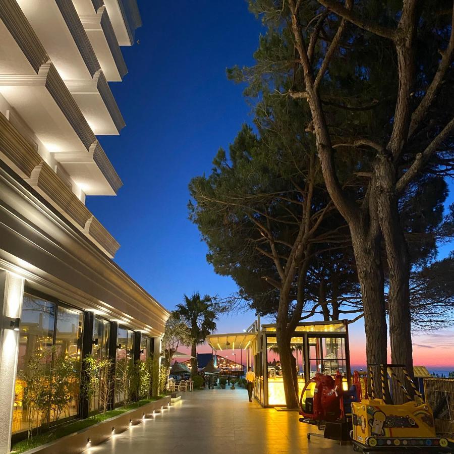 Klajdi Resort & Spa غوليم المظهر الخارجي الصورة The hotel at sunset