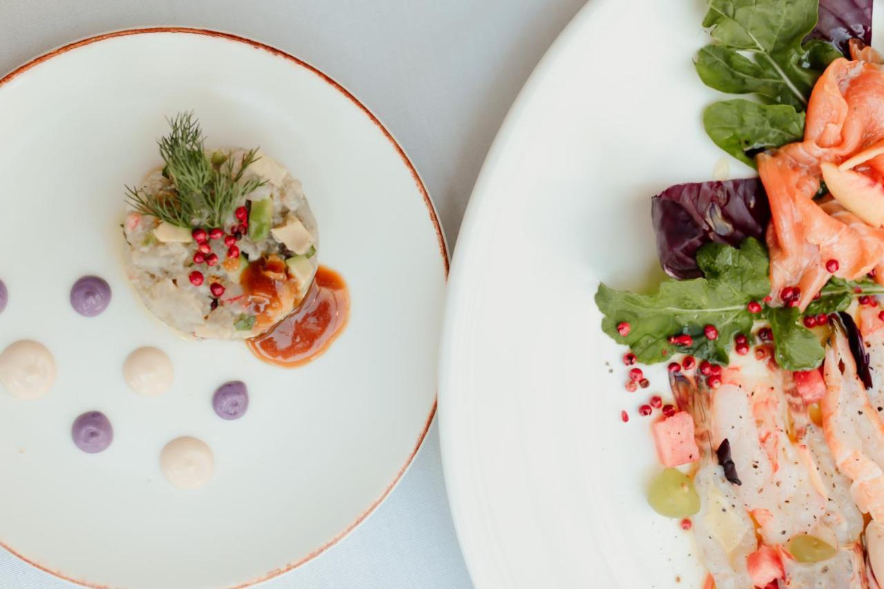 Klajdi Resort & Spa غوليم المظهر الخارجي الصورة Dishes at the restaurant