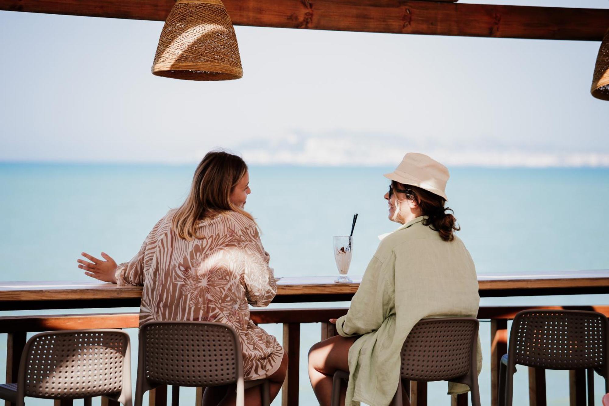 Klajdi Resort & Spa غوليم المظهر الخارجي الصورة Two women at a beach bar