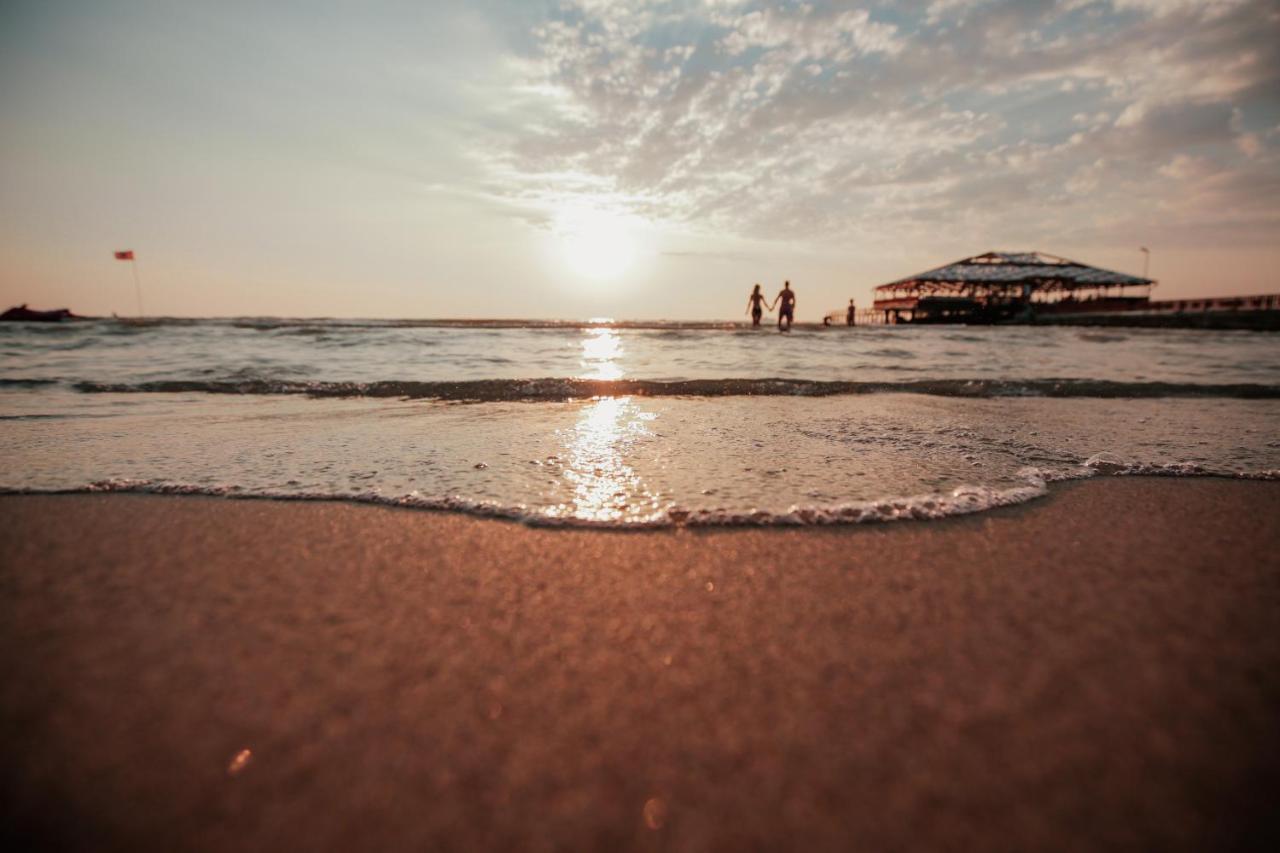 Klajdi Resort & Spa غوليم المظهر الخارجي الصورة Sunset at the beach