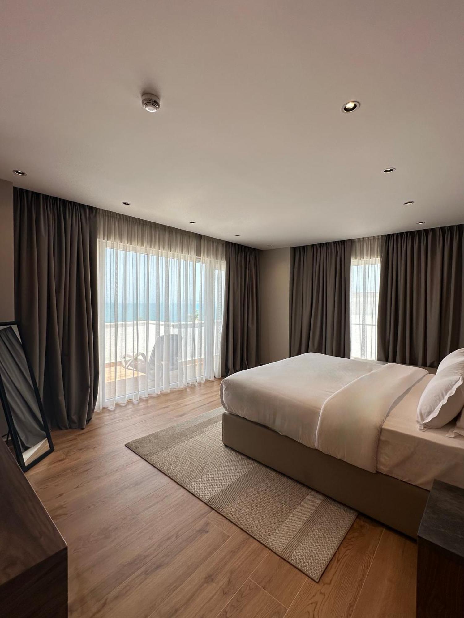 Klajdi Resort & Spa غوليم الغرفة الصورة A bedroom with curtains